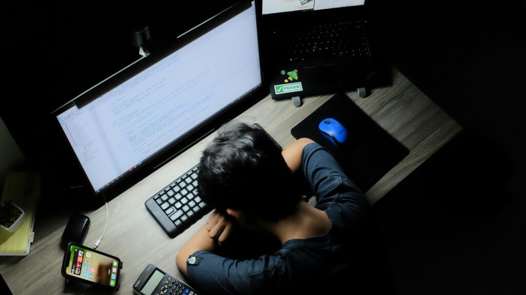 Professionista al monitor in ambiente lavorativo — canale di segnalazione whistleblowing e Modello 231