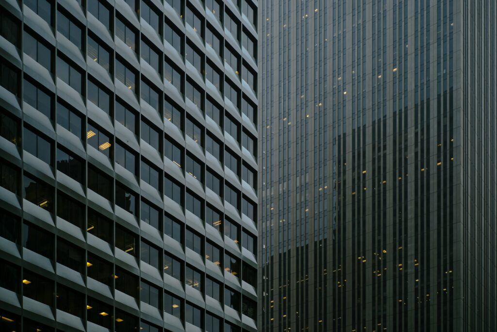 Facciata in vetro di edificio corporate — Modello 231 come sistema di controllo integrato nell'organizzazione aziendale