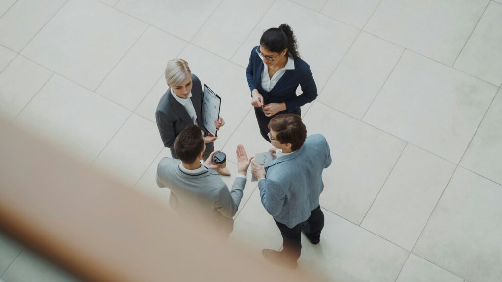 Team di professionisti aziendali in discussione — adozione del Modello 231 e prevenzione dei reati d'impresa