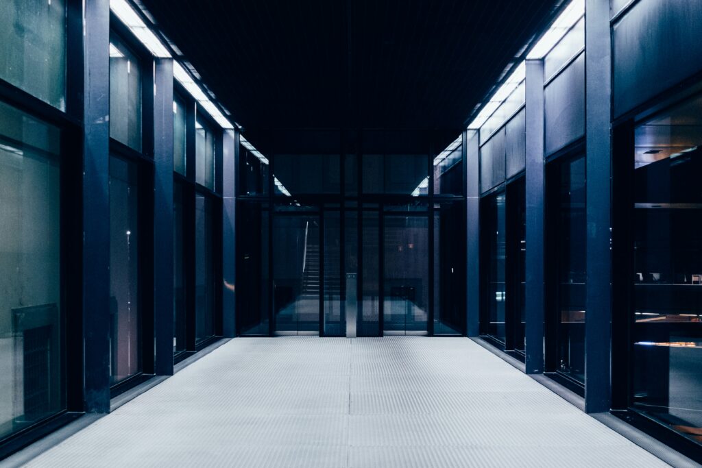 Corridoio interno di un moderno data center hyperscale con server rack illuminati, fulcro dell'infrastruttura legata alla sostenibilità digitale in Italia.