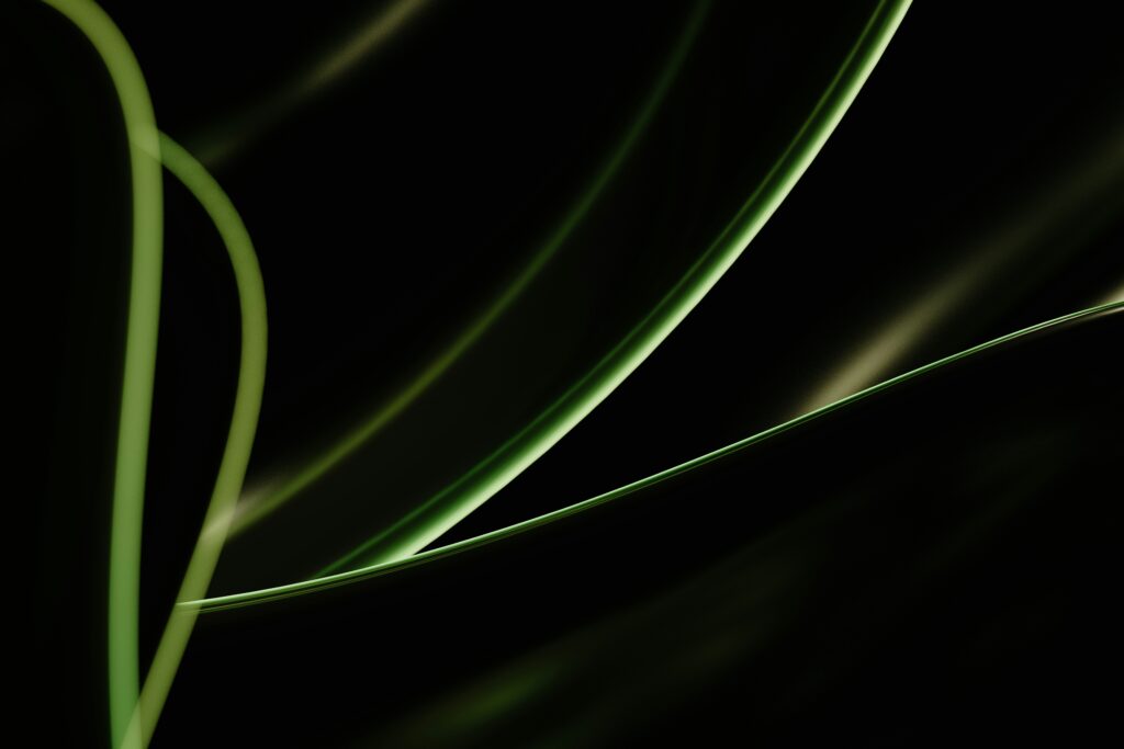 Linee di luce verde astratta su sfondo scuro, una metafora visiva della Twin Transition e della sostenibilità digitale nel contesto infrastrutturale italiano