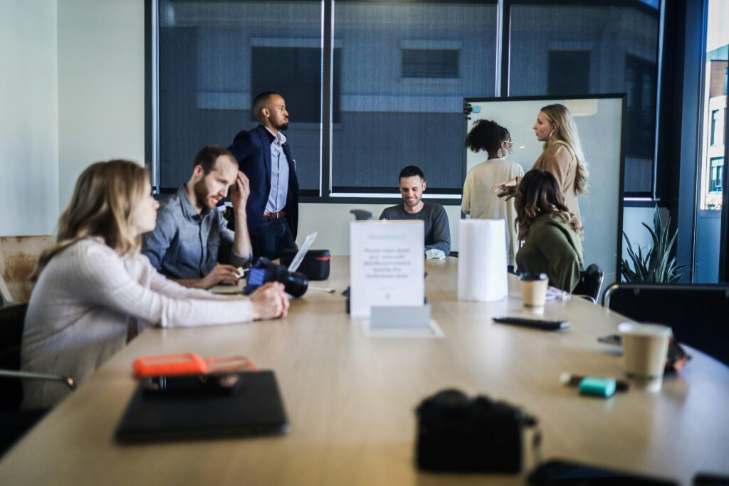 Un team di professionisti ICT che collabora in un ufficio moderno, incarnando l'approccio etico, inclusivo e focalizzato sulle persone di Laser Romae.